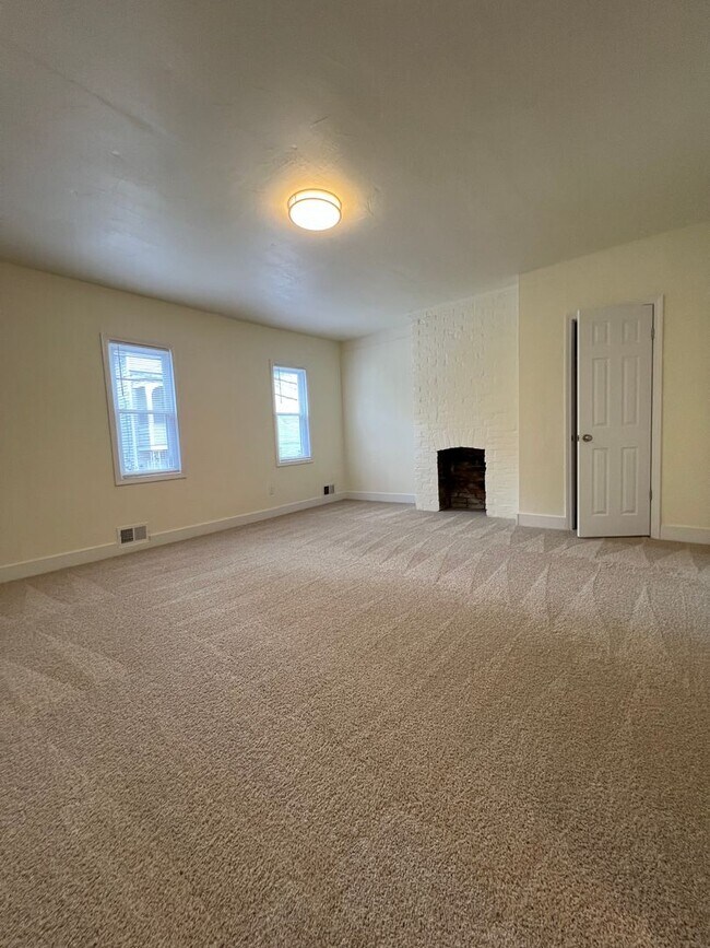 Building Photo - Updated 1BR 1 Bath house with office now available!