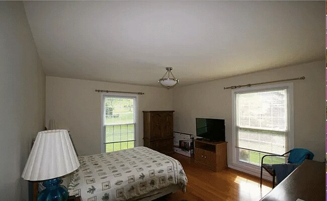Building Photo - 207 Hawthorn Dr