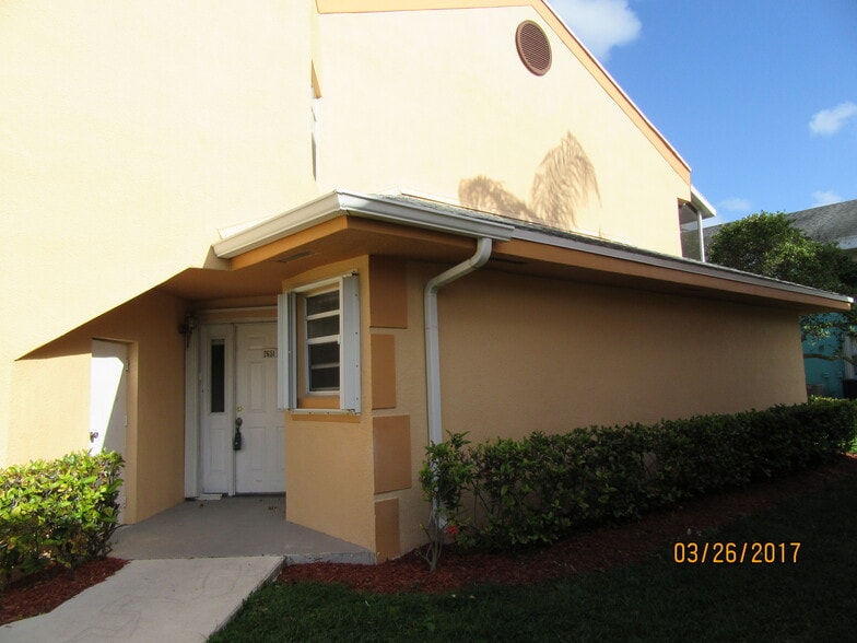 Building Photo - 2651 SE 19th Ct