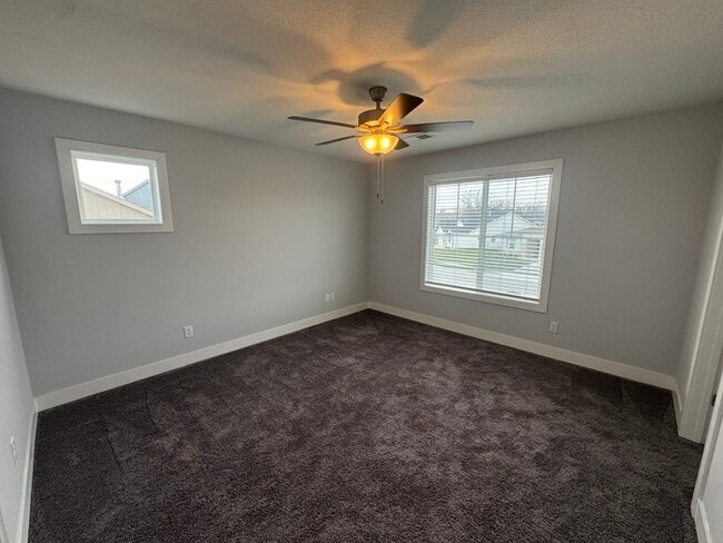 Building Photo - Luxury 5BR 4 BA Home w/ Pool and Clubhouse Access in GREAT location!