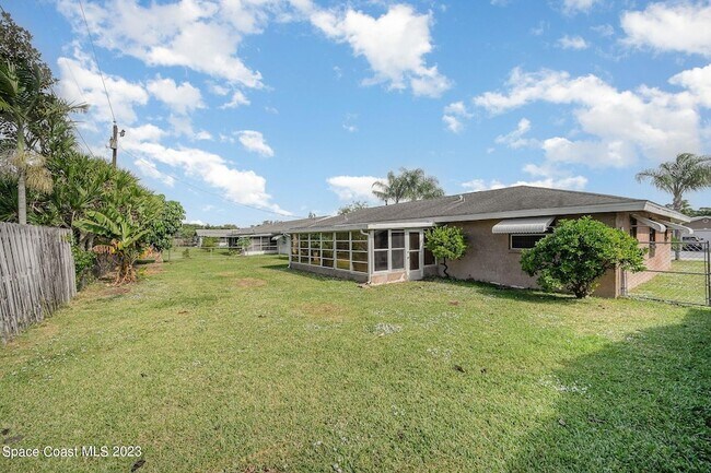 Building Photo - 608 Sacre Coeur Dr