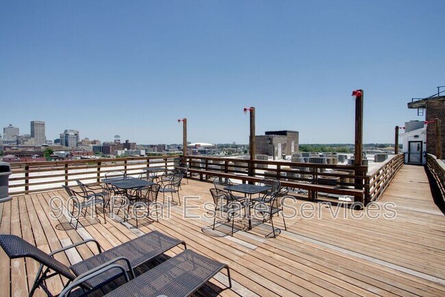 Building Photo - 420 S Front St