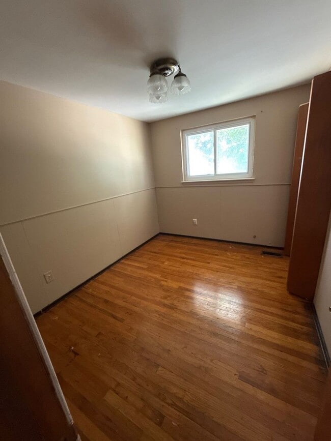 Building Photo - 4 Bedroom home in Clinton Township