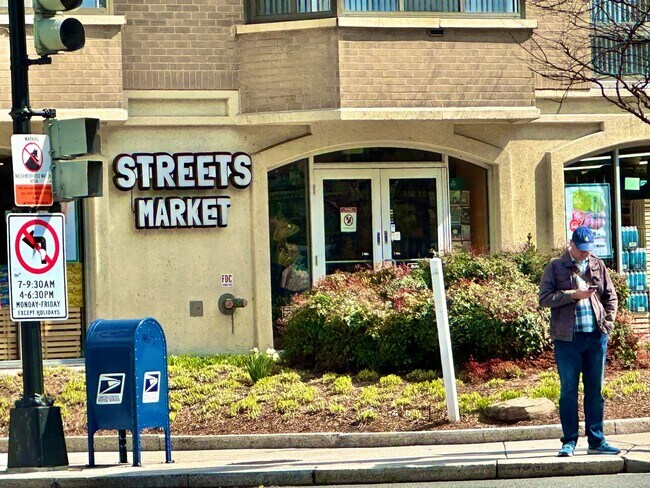 Building Photo - Fantastic 1 Bed with Den/Office/Additional Sleeping area! Conveniently located near Dupont, Logan...