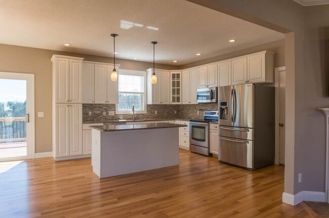 Building Photo - Spacious Home with Stunning Views