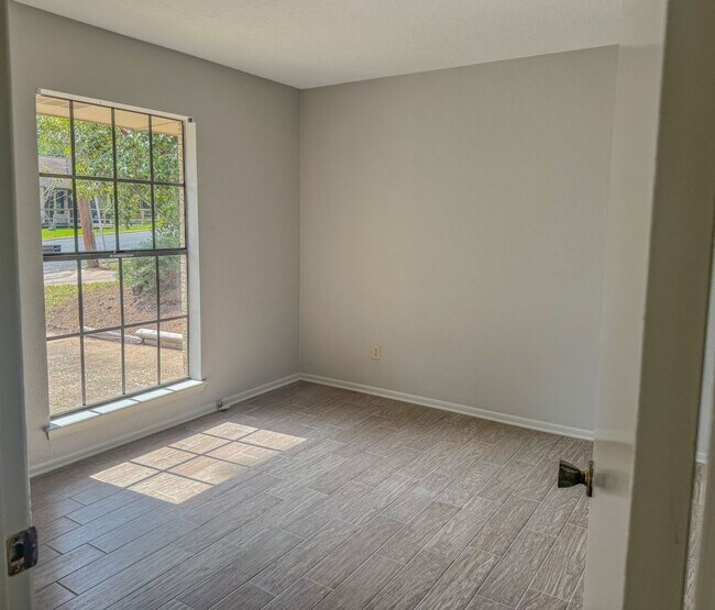 Building Photo - Comfortable 3BR/2BA Home in a Prime Location Near Forest Hills