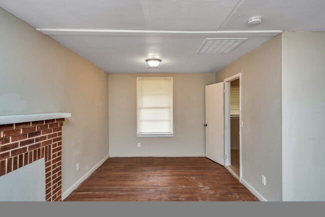 Building Photo - Don’t Miss This Beautifully Renovated Home...