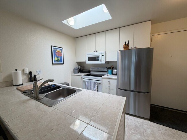 Building Photo - Light-Filled 1 Bed / 1 Bath Condo in UTC, San Diego – Skylights & Balcony