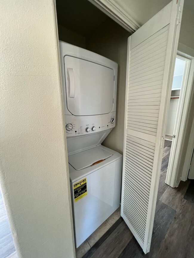 Building Photo - Remodeled 2 bed, 1-1/2 bath Gated Condo in...