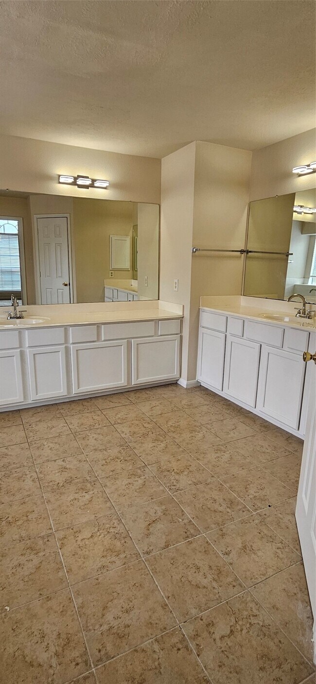 Building Photo - 2519 Pine Shadows Dr