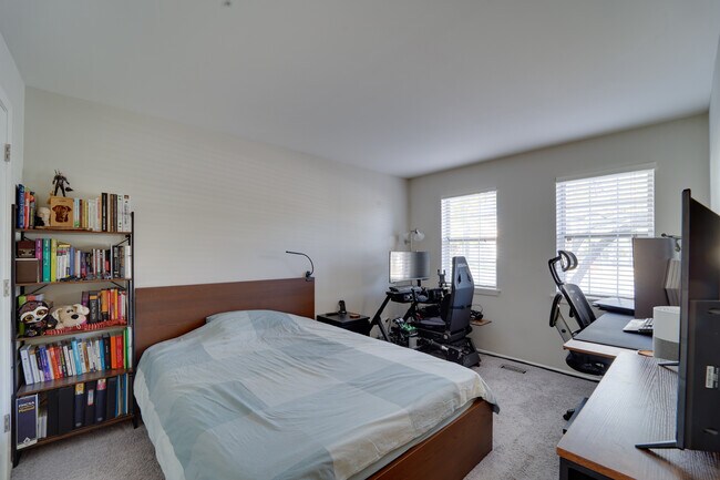 Building Photo - 160 Stirling Ln