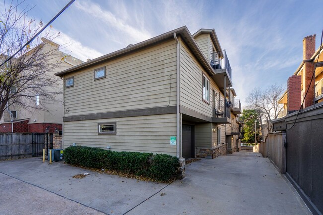 Building Photo - Luxurious townhouse on Cherry St!