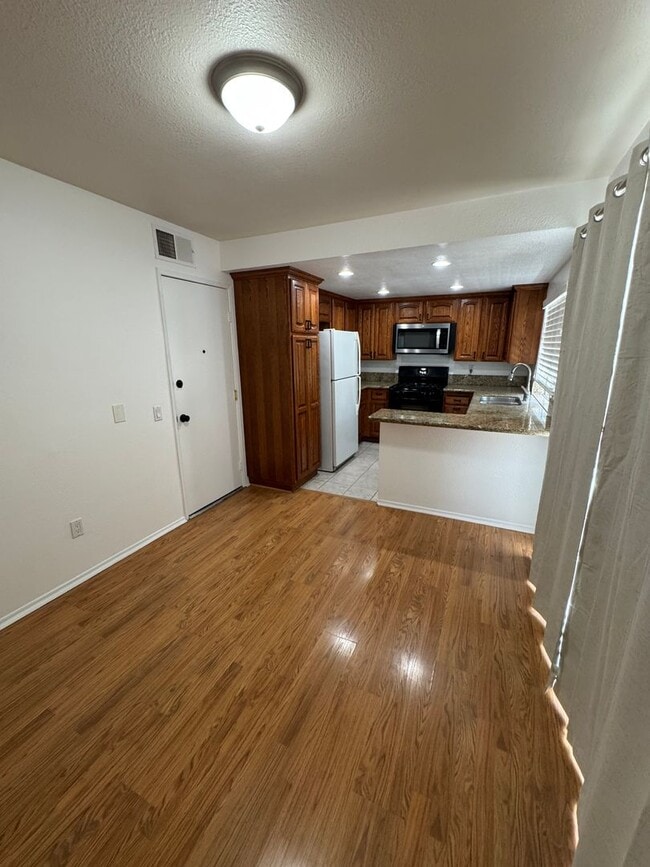 Building Photo - Now ready to move-in! Beautiful 2-Bedroom Home in a Gated Loma Linda Community!