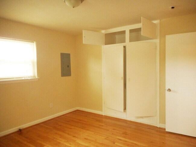 Building Photo - 120 Latham Dr