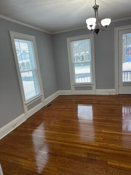 Building Photo - 144 Chapin St