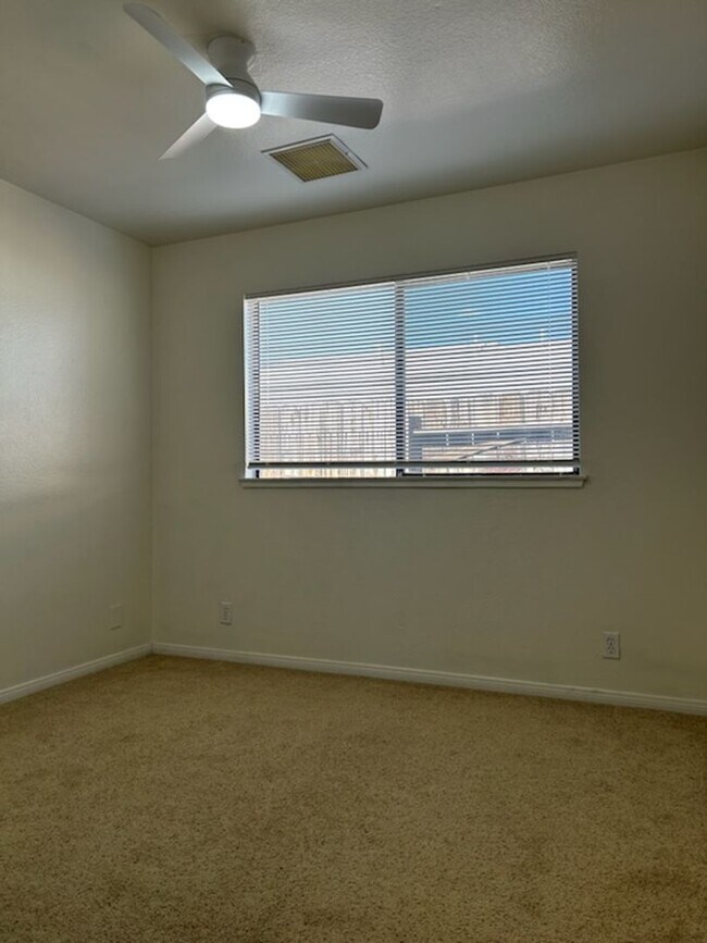 Building Photo - PLEASE CONTACT VAUGHN REALTY TO SET UP AN APPOINTMENT (760)446-6561