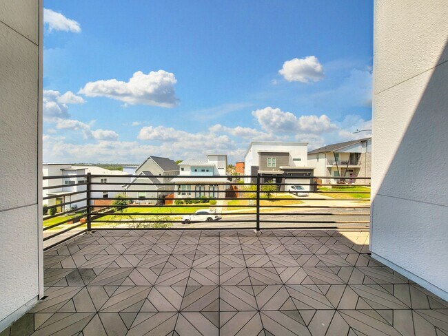 Building Photo - Spacious & Modern 3BR 2.5/BA Home with Lar...