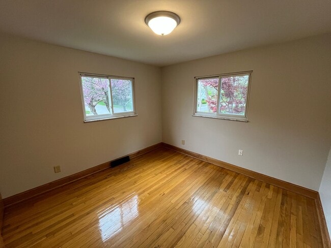 Building Photo - **RIVERFRONT 4-BEDROOM/2-BATH WITH 4-CAR GARAGE, FULL BASEMENT!!**