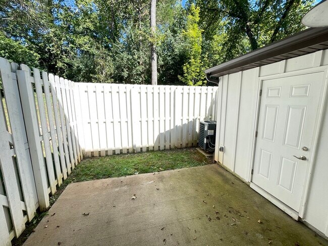 Building Photo - Bristol Creek 2 bedroom unit with fenced p...