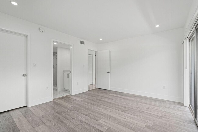 Building Photo - 9227 SW 87th Ave