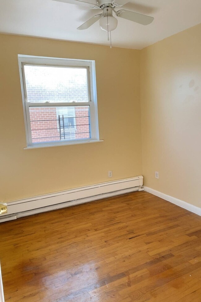 Building Photo - 530 Throgs Neck Expy