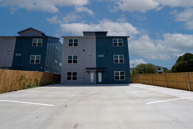 Building Photo - 3144 Wayside Ave