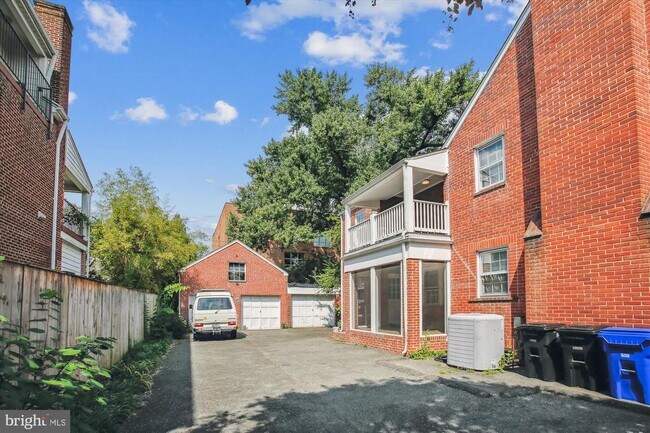 Building Photo - 904 N Ivy St