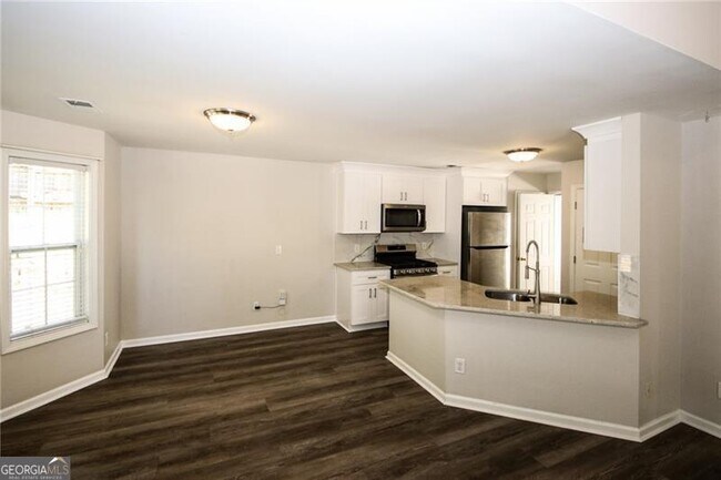 Building Photo - 121 Stoneforest Dr