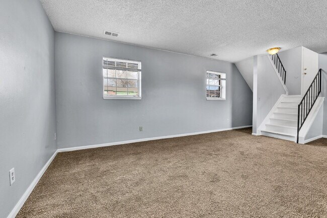 Building Photo - $2,540.95 with $300 off the first month's Rent- 4 Bedroom, 1.5 Bath, Single Family Home in Aurora...