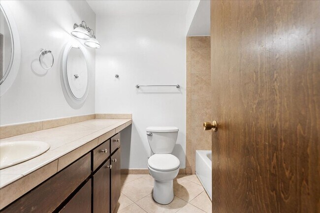 Building Photo - 2101 Shoreline Dr