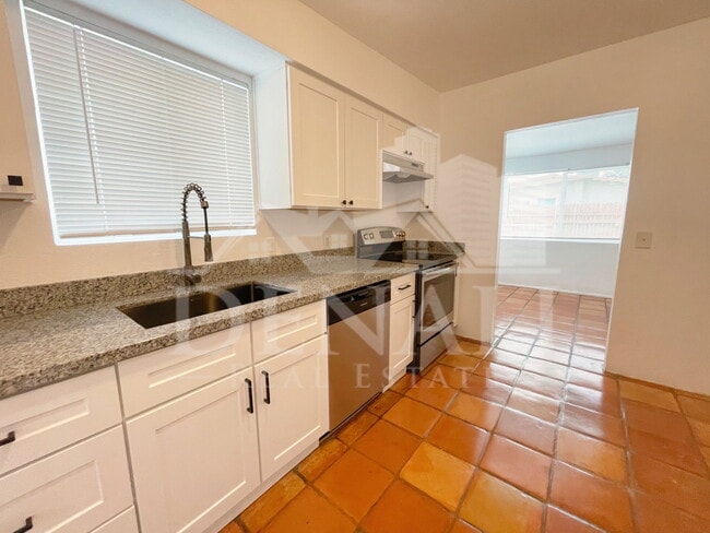 Building Photo - 1404 W Fresno St