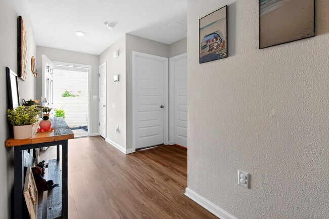 Building Photo - 727 Quintana St