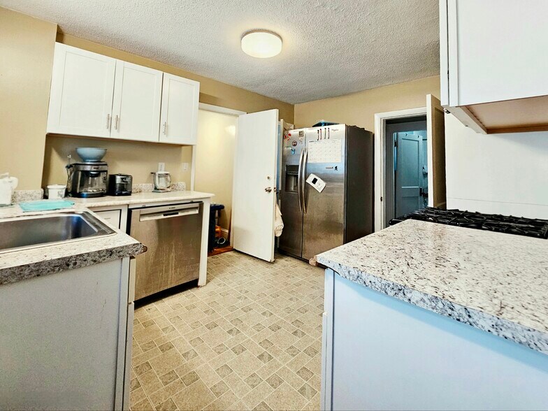 Building Photo - 44 Day St