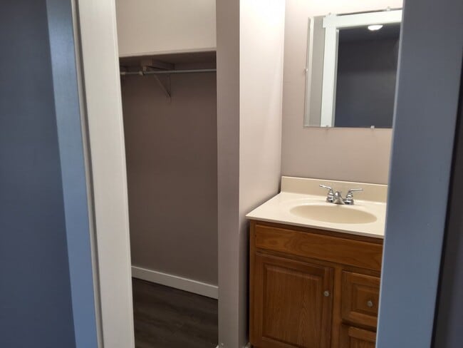 Building Photo - Charming 2- bedroom, 1.5 Bathroom Duplex