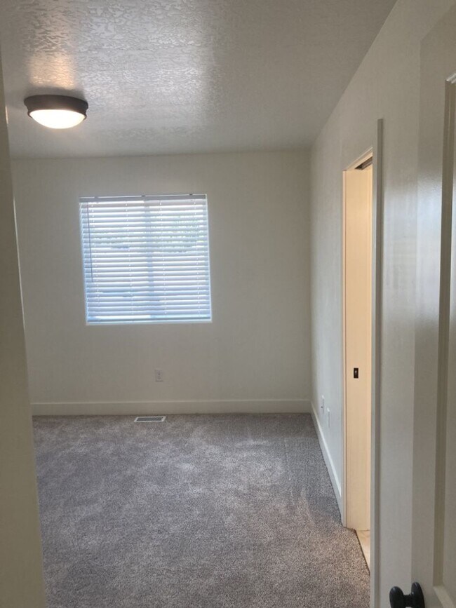 Building Photo - Move-In Discount - 3 Bed - 2.5 Bath, Newer...