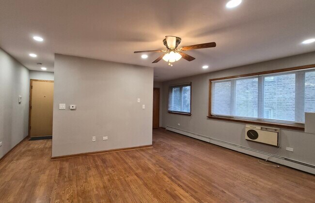 Building Photo - 6316 N Paulina St