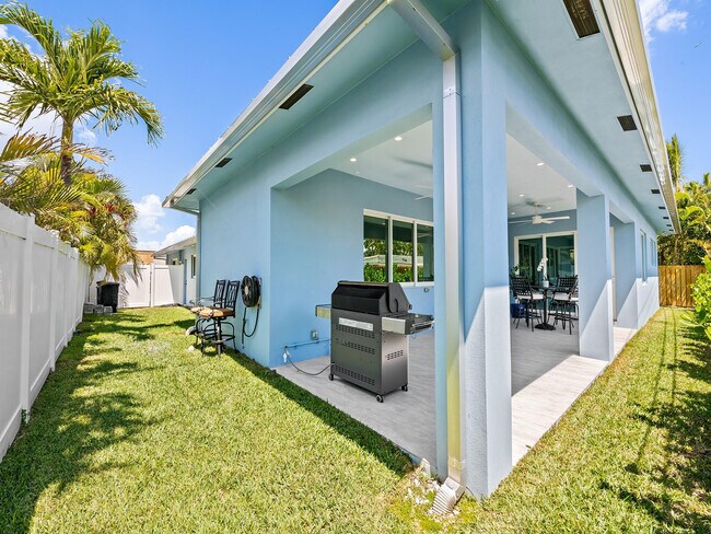 Building Photo - 2754 NE 31st Ct