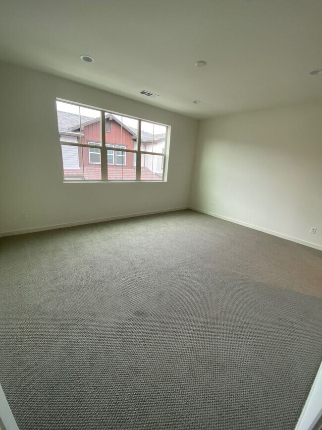 Building Photo - Beautiful 3 bed, 3 bath home in new community!