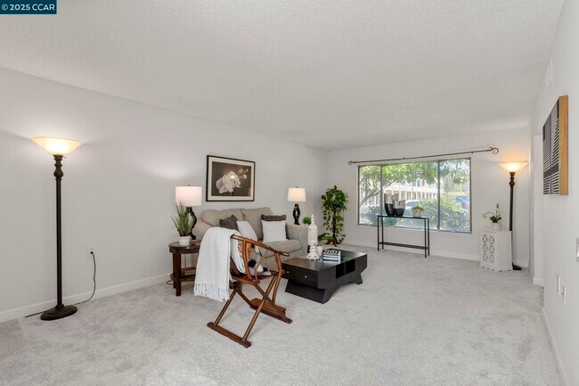 Building Photo - 2017 Pine Knoll Dr