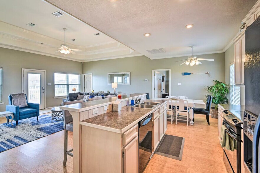 Building Photo - 3229 Castle Dr