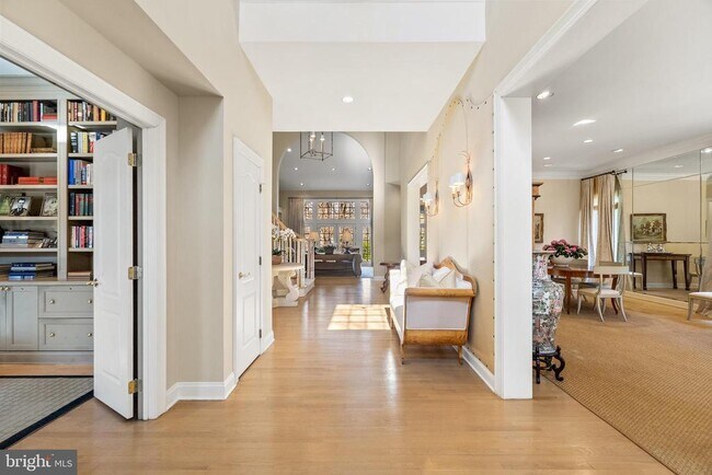 Building Photo - 7440 Old Maple Square