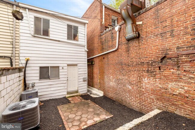 Building Photo - 1102 K St SE