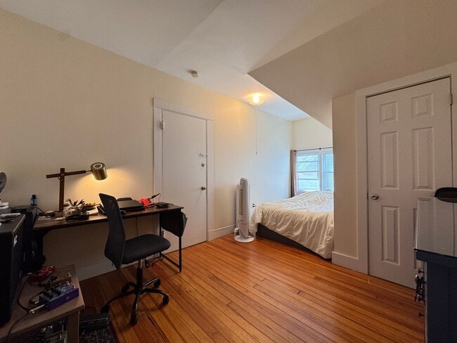 Building Photo - Spacious 2-Bedroom, 2-Bath in East Rock – Newly Renovated!
