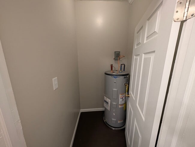 Building Photo - Spacious 3/4 Bedroom