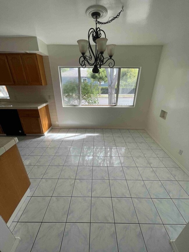 Building Photo - CENTRALLY LOCATED HOME IN BEVERLYWOOD!