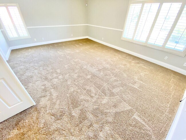 Building Photo - BEAUITFUL GATED PROPERTY 6 BEDROOMS/3 FULL...
