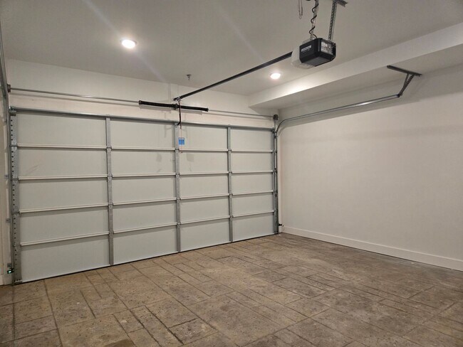 Building Photo - Brand new and waiting for you. 5 bedroom, ...