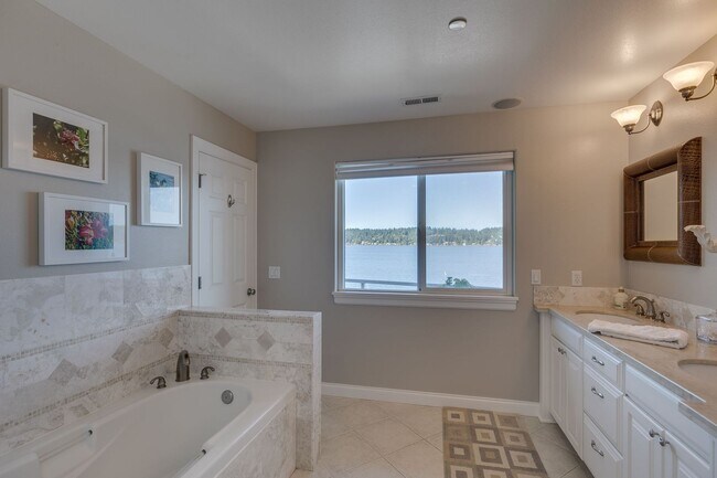 Building Photo - 5bd/3.75ba Sammamish Home