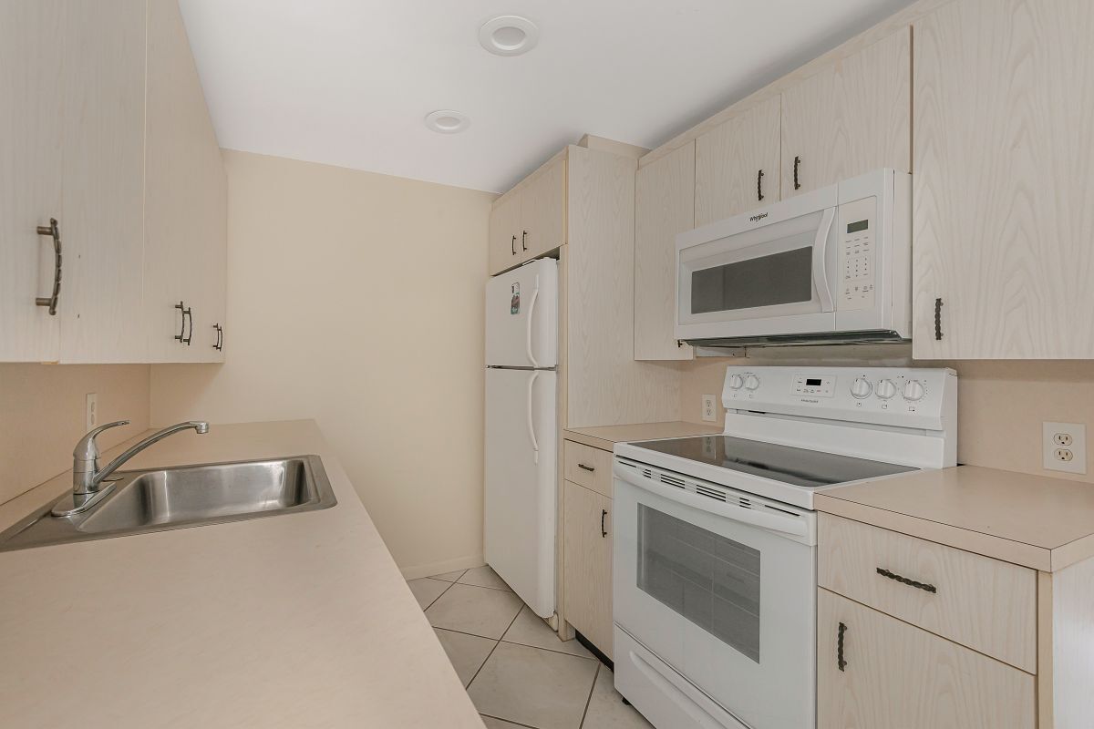 Building Photo - 2009 Cornwall Dr