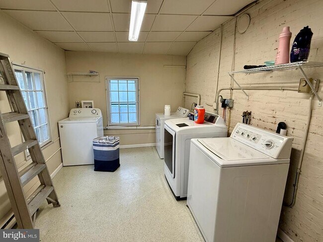 Building Photo - 43 E Franklin St